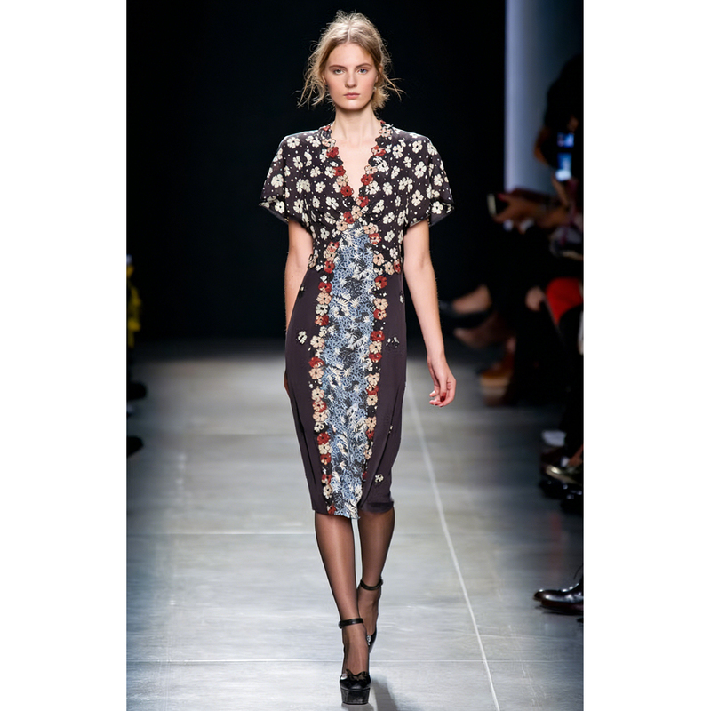 Runway-Style Heavy Silk Waist-Cinching Dress, Socialite V-Neck with Contrasting Color Appliqué Design, Niche Tea Break Dress, Long