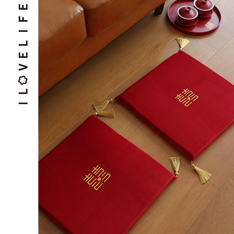 Wedding kneeling mat a pair of brides sitting on wedding mat to tea set red tea set on the cushion and kneel cushion