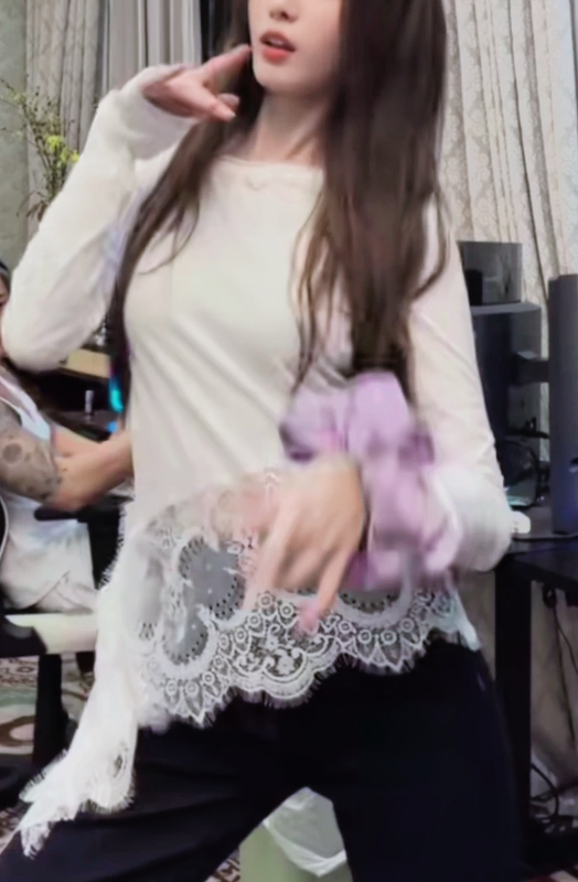 New Style T-Shirt Similar to Xu Yiyang'S, Featuring a Stylish and Versatile Design with Heavy Lace Splicing at the Hem New Style T-Shirt Similar to Xu Yiyang'S, Featuring a Stylish and Versatile Design with Heavy Lace Splicing at the Hem