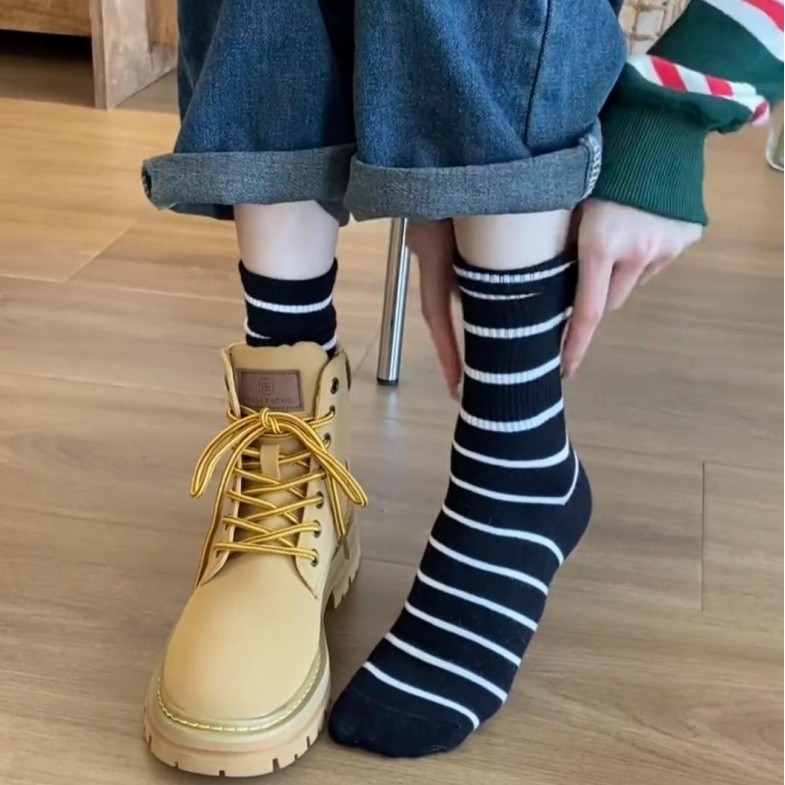 A quick glance at the streaks of the streaks of the Striped Socks of the Striped Socks college sporting heaps of socks-Taobao