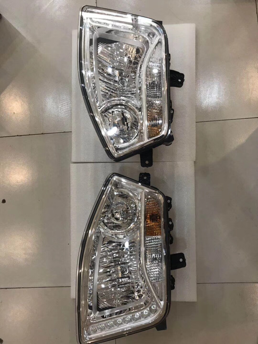 Suitable for Foton Daimler Auman EST headlight assembly EST headlight combination lamp Auman EST living room lamp