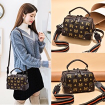 This year popular small bag 2020 New Tide fashion shoulder bag Wild Women bag large capacity autumn winter shoulder bag