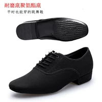 Устойчивая к истиранию полиуретановая подошва для повседневного ношения.