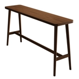 Полный деревянный дивизион гостиной на столе стола стола. Домохозяйственное балкон, запертый на диван, столик, стол, стол и стул.