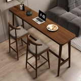 Полный деревянный дивизион гостиной на столе стола стола. Домохозяйственное балкон, запертый на диван, столик, стол, стол и стул.