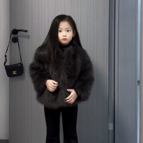2025女童『皮草外套』🧥流行趋势,如何选到既保暖又时尚的千金风外套🧥?