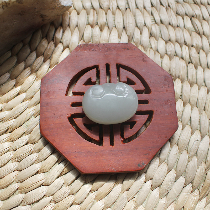 Natural Qinghai Kunqu Jade Wild Bull Ditch High Definition White Pure hand engraving Han Dynasty Classical style baby Ping An Lock pendant