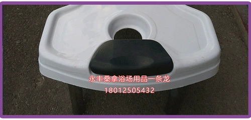 Вытрите матрас задних кроватей, потирая кровать, ванна, пузырька, натерт матрас, ванная комната, матрас для купания