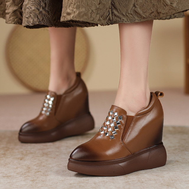 ສີນ້ຳຕານແທ້ 12CM ສູງພາຍໃນເພີ່ມເກີບຜູ້ຍິງ ເກີບສົ້ນຕີນປາຍຕີນສຳລັບຜູ້ຍິງ ເກີບສົ້ນຕີນສີ Retro thick-soled platform shoes