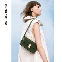 2022 new style stick bag retro diagonal satchel woman superior sense single shoulder commuter cross mobile phone bag small crowdsourced design