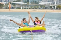 Флуоресцентный желтый 2 человека в космическом отсеке