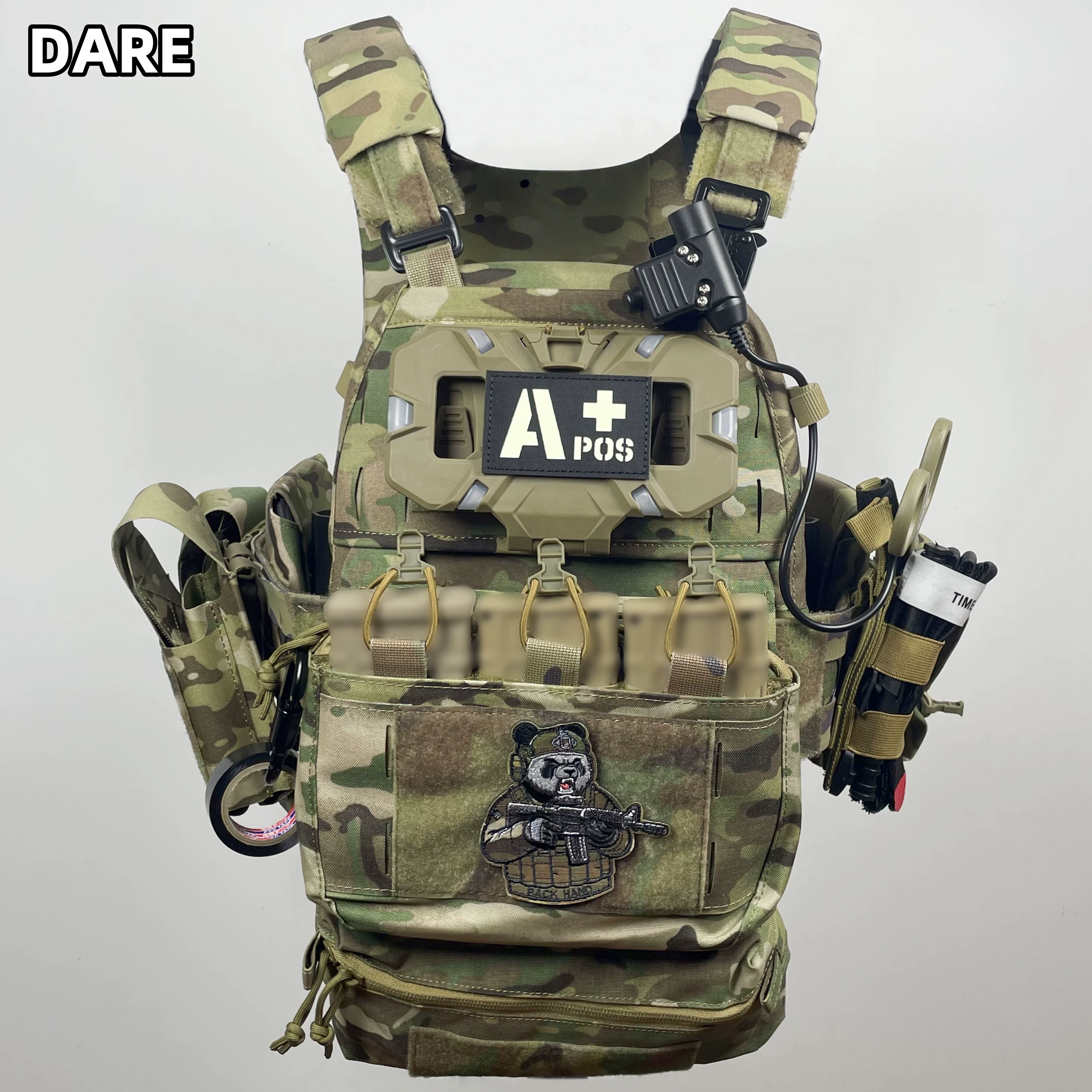 Detalle del chaleco con bolsillos MOLLE