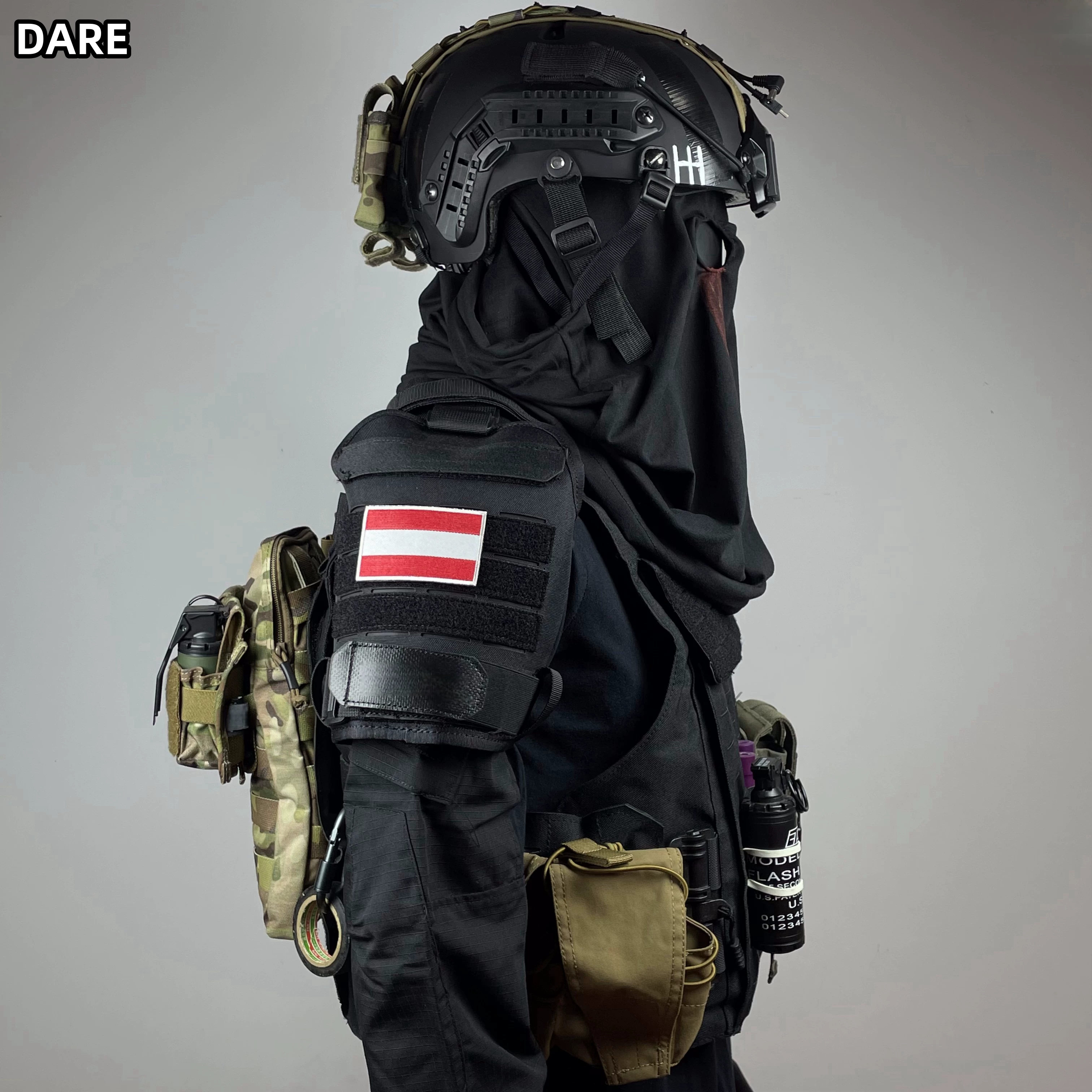 Casco táctico vista frontal con diseño militar