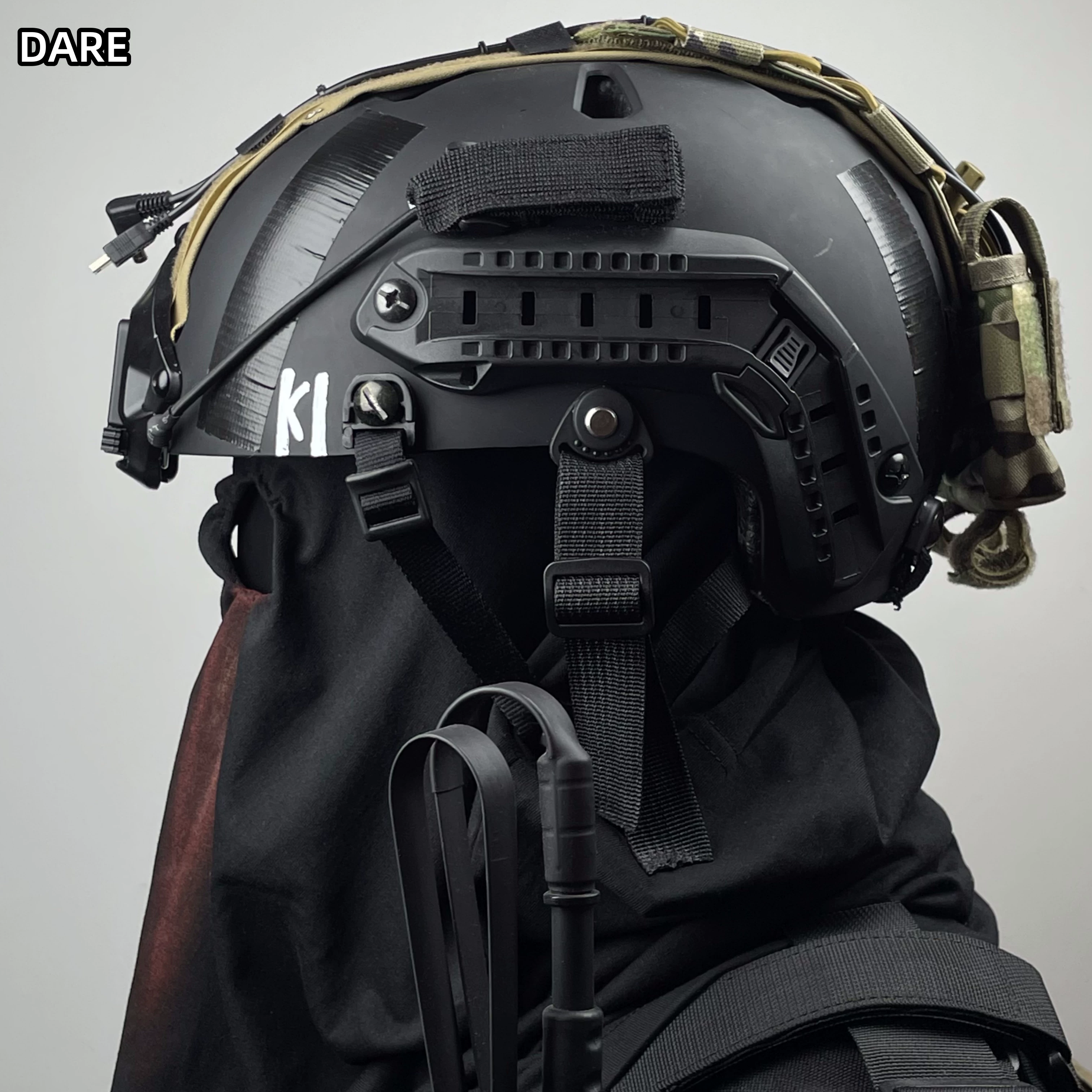 Casco táctico vista posterior con sistema de ajuste