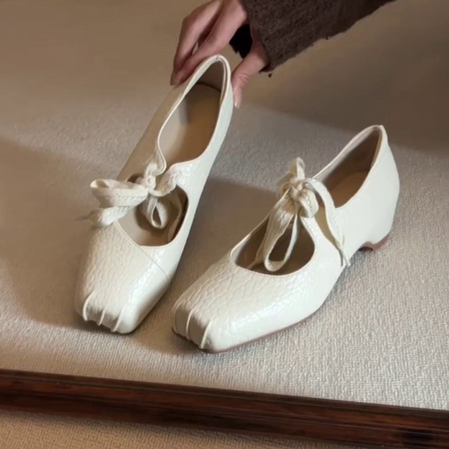 French-style, niche fashion pig-nose ballet flats, square-toe lace-up Mary Jane shoes with hidden heel.