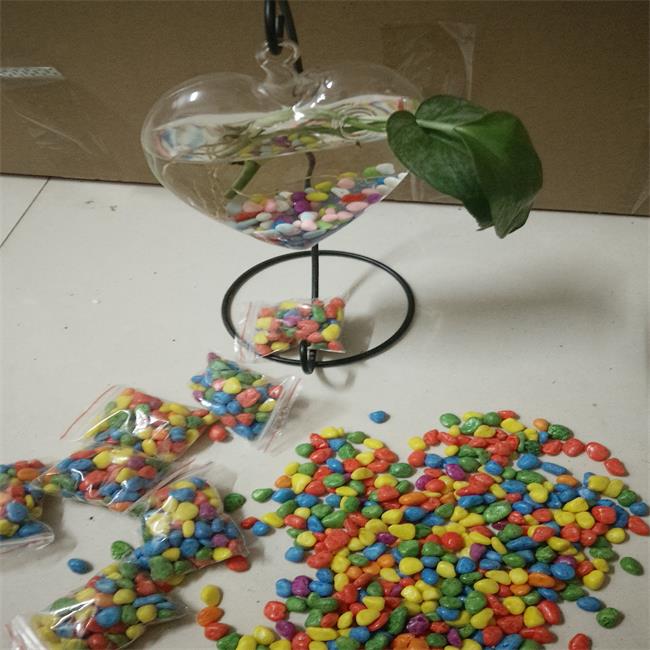 Năm pound của nguồn cung cấp vườn fish tank đá năm màu đá màu đá bảy màu đá nhỏ màu cát chậu hoa trang trí nhà máy vòi xịt nước tưới cây
