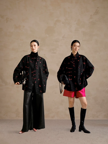 Шелковая осенняя куртка из старинного материала, с вышивкой, 2025 года