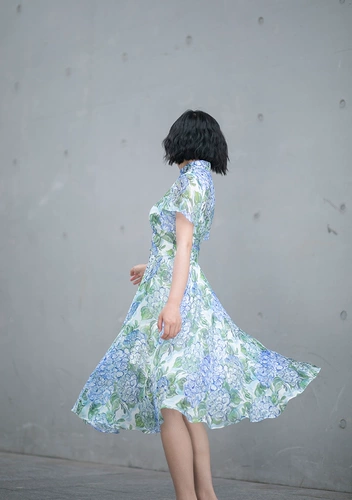 介面 Шелковое летнее платье, шифоновая юбка, V-образный вырез, цветочный принт, в цветочек, городской стиль