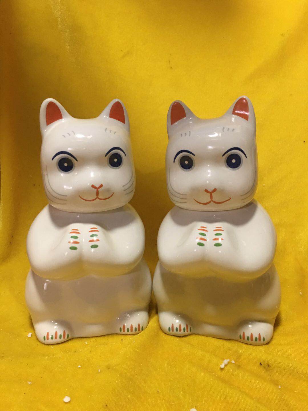 The ceramic bottle collection of 9600 wine cabinets shows the marriage commemorating cat and a pair of wine bottles