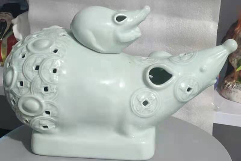 The ceramic bottle collection 9302 wine cabinet shows the new gold precursor hollow three pounds of large wine bottle is 27 length 40