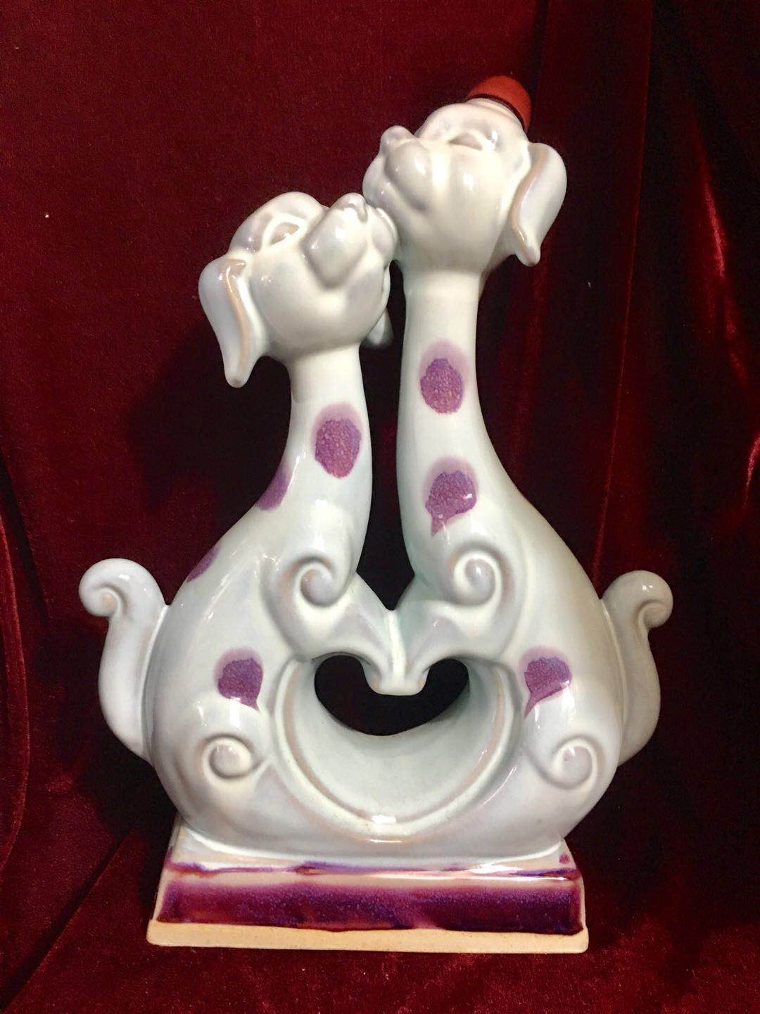 Ceramic bottle collector decoration 8901 fine porcelain perfectly intact two pounds in love with the dog