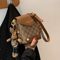 Korean autumn and winter small bag womens 2022 new trendy high-end light luxury niche mobile phone bag fashion all-match messenger bag