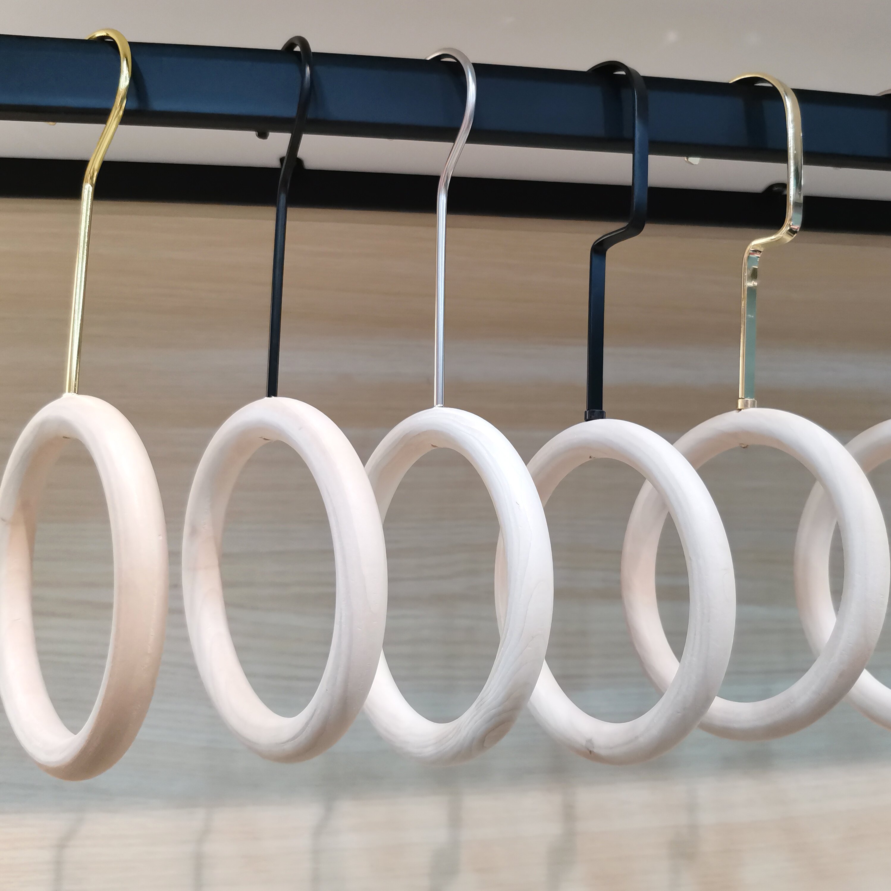 Solid wood round hanging hanger clothing store wooden circle wood ring scarf ring cloth sample display stand circle wooden ring hanger