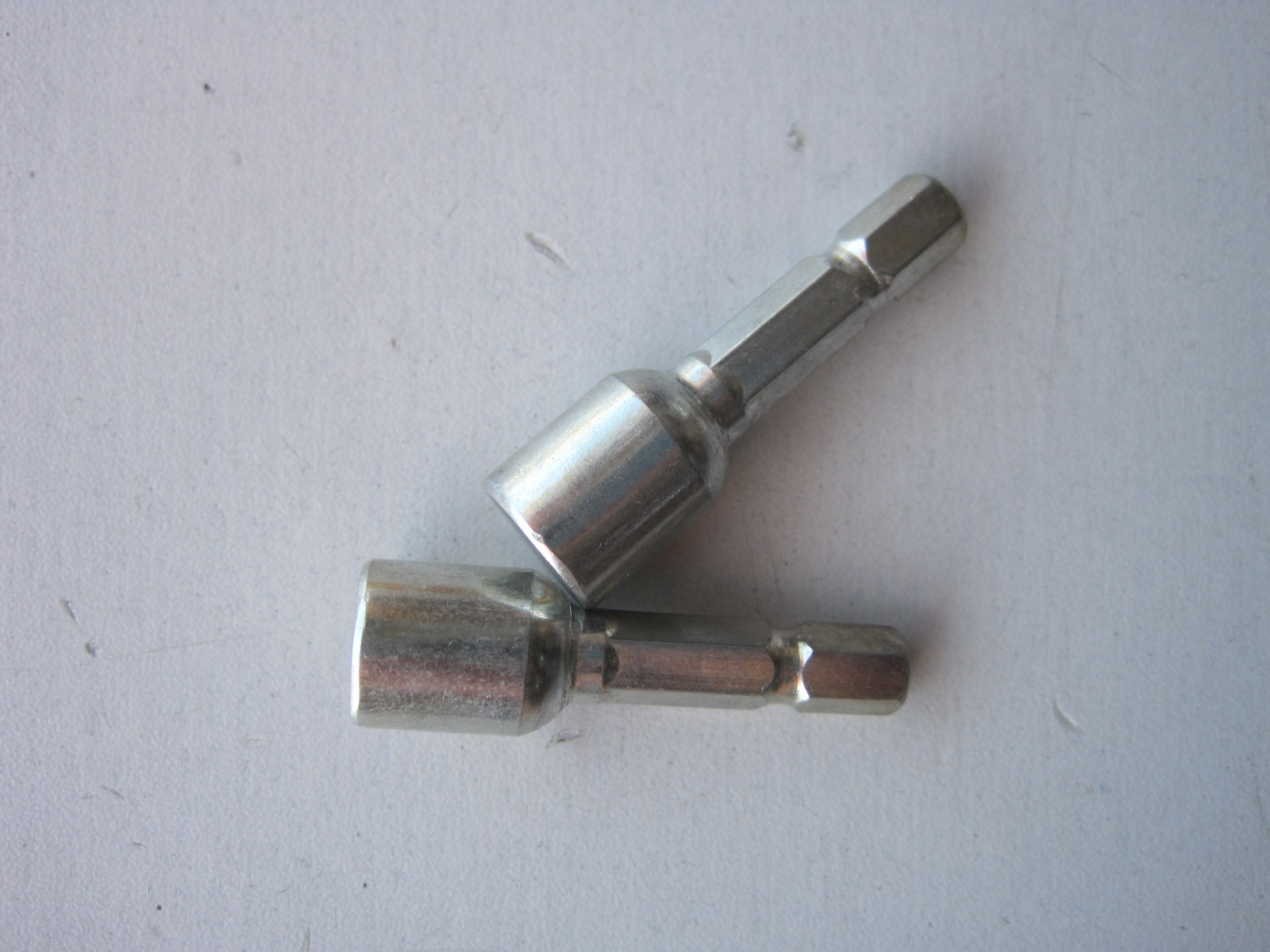 The hexagonal type of screw-fitting sleeve is one of a