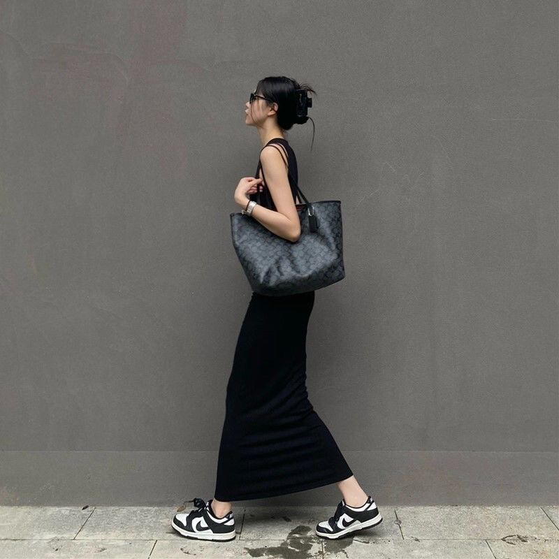 2025 New Hot Girl Style Women's Black Sleeveless Tank Dress, Summer New Slim Fit and Elegant Long Dress