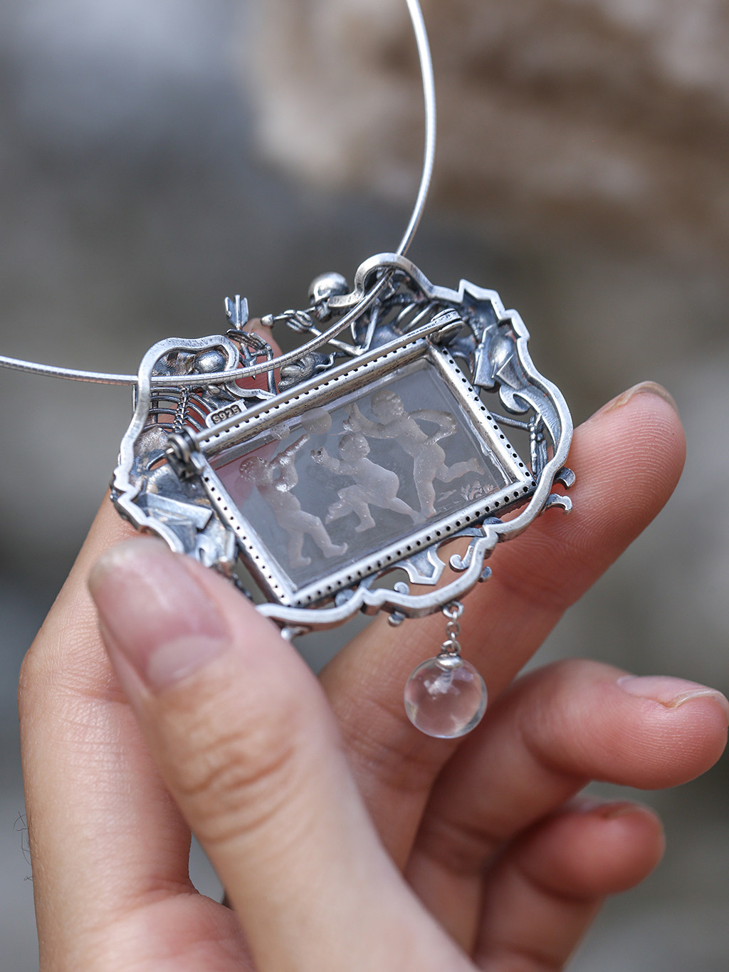 大溪地高级灰KS吊坠9×15mmK18：2025时尚珠宝搭配新宠？