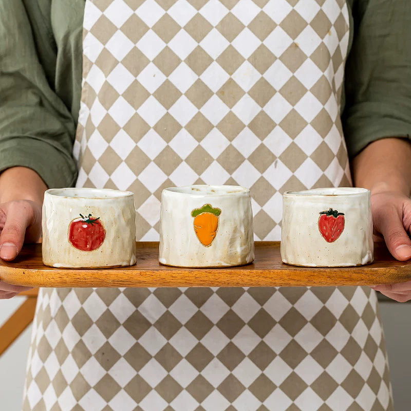 Пожалуйста, переведите на русский: Japanese handmade coarse pottery coffee cup ceramic creative personality strawberry house drinking water cup and hand -cup
