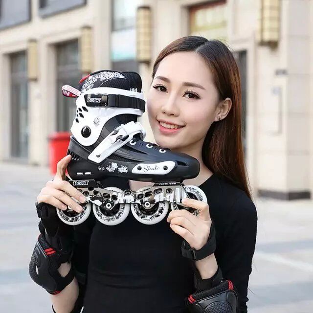 Flash Beginner Wheel Skating Shoes Professional Skate Shoes College Students Flat Flower Shoes Adult Skaters Men And Women Single Row Roller Skates