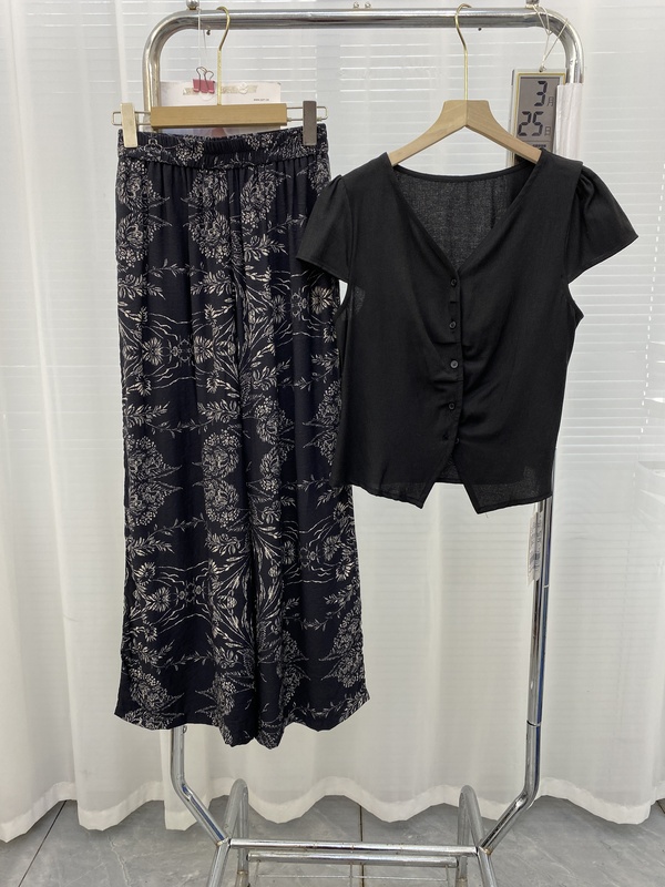 Summer O0025 Fashion Set for Women: Short-Sleeve V-Neck Top and Floral Wide-Leg Pants Two-Piece Stylish Outfit