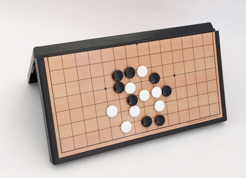 Camming Wuzi chess big and small magnetic folding and folding parent-child toy portable children's puzzle training course