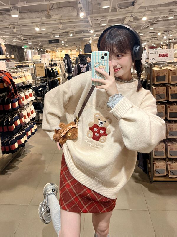 Autumn and Winter Retro Towel Embroidery Christmas Bear Pullover Sweater for Women, Loose and Lazy Style, Round Neck Knit Top Autumn and Winter Retro Towel Embroidery Christmas Bear Pullover Sweater for Women, Loose and Lazy Style, Round Neck Knit Top