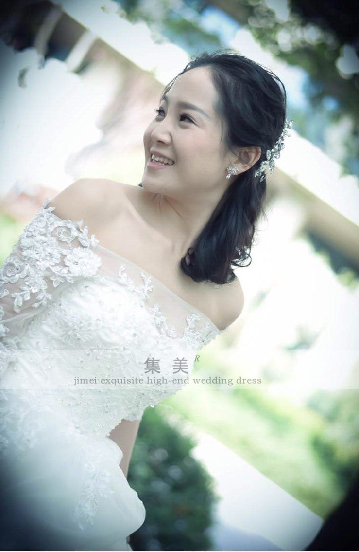 Elegant lace fitted brace for bride, 2017 trend, open shoulders, tutu skirt