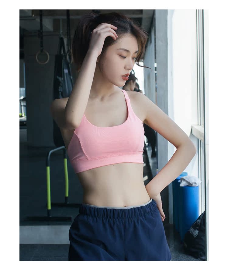Phụ nữ đẹp đưa tôi đi tập thể dục. Dây đeo vai mỏng, lưng đẹp, xiên, đồ lót thể thao, tập luyện, áo ngực chống sốc, áo ngực yoga. quần áo tập gym nữ
