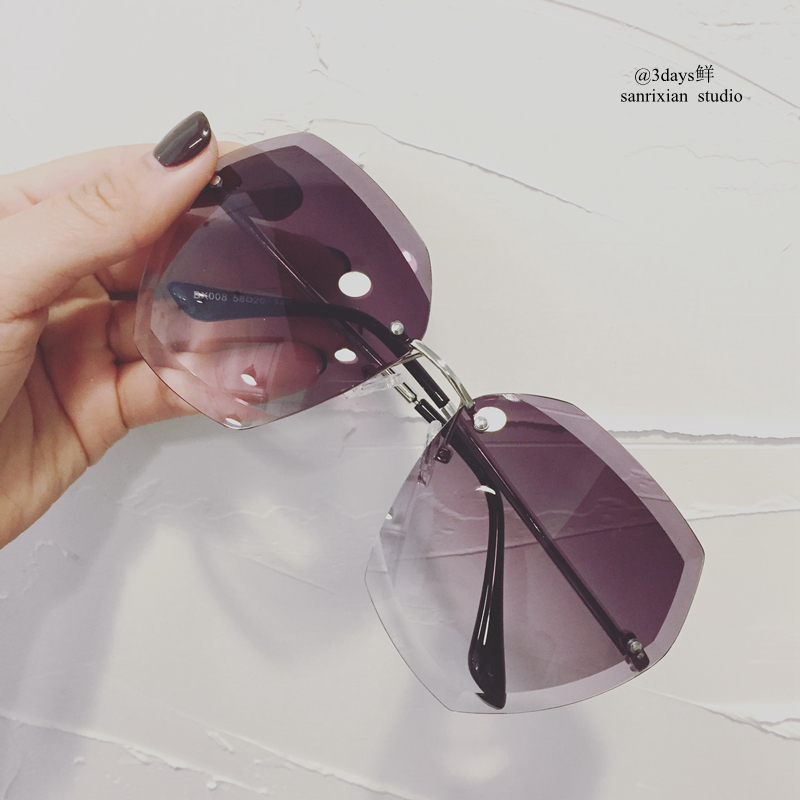 Tang Yixin Tongan irregular polygonal cut edge lenses No frame metal sunglasses Tea color transparent sunglasses female