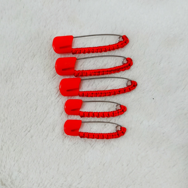 Baby pregnant women use infant and young children safety pin G-type pressure shock red rope knitting pendant special multi-functional brooch