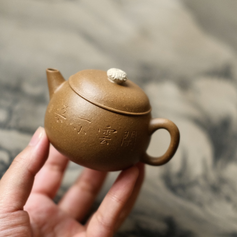 【Xiao Xian Yun】One Person, Two Lands·Three Fish, Two Crops Design Cloud Pattern Two-Tone Small Teapot, Approximately 85ml, with Accompanying Painting 【Xiao Xian Yun】One Person, Two Lands·Three Fish, Two Crops Design Cloud Pattern Two-Tone Small Teapot, Approximately 85ml, with Accompanying Painting