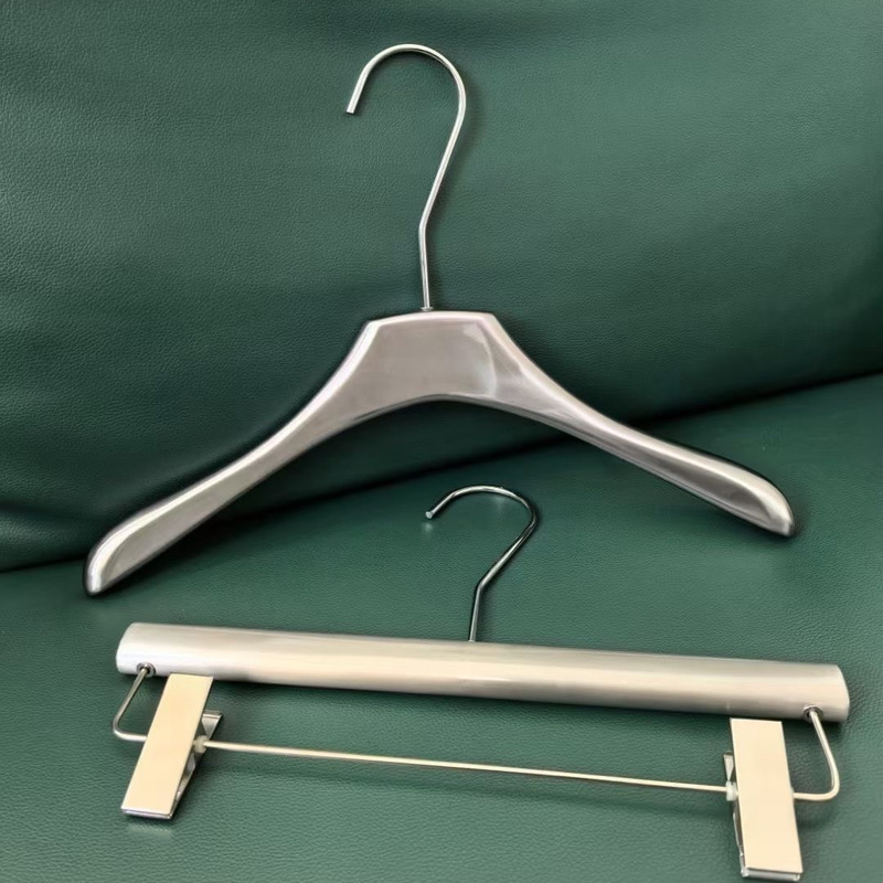 Stainless Steel Brushed Finish Clothing Store Display Rack for High-End Adult Seamless Clothing Hangers and Props