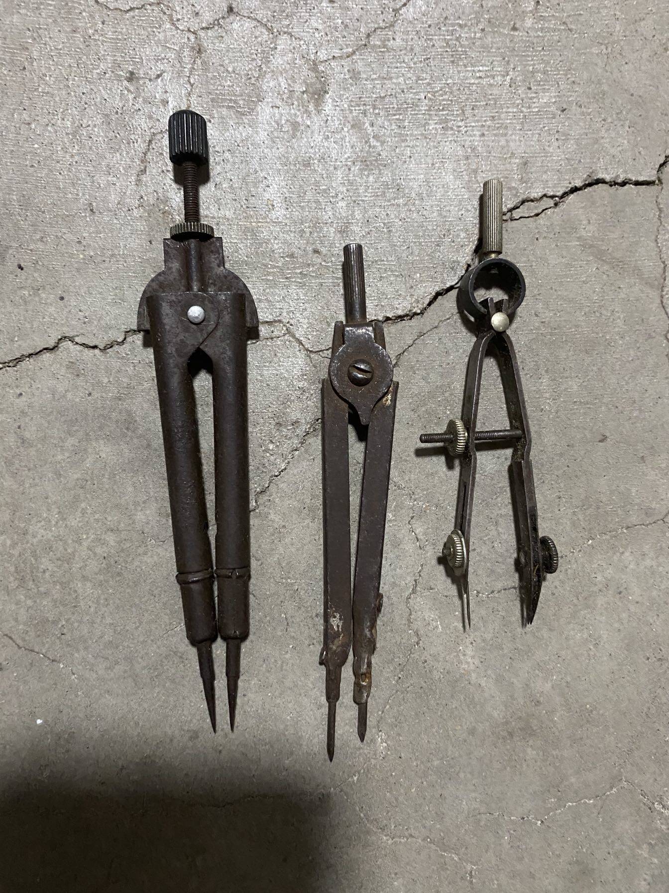 Compasses Three old compasses, second-hand goods, nostalgic collection of film and television props