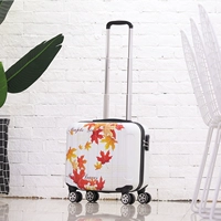 Окрашенный кленовый лист, осенний