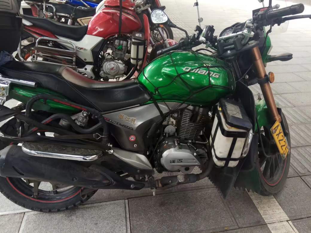 Xe máy áp dụng Lan Baolong Qian Jianglong QJ150-19A / C lốp sau 130 / 70-17 lốp chân không chống trượt