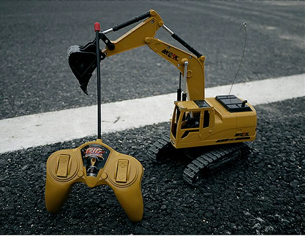 Điều khiển từ xa máy xúc trẻ em lớn đồ chơi điện điều khiển từ xa xe kỹ thuật điều khiển từ xa sạc máy đào hợp kim không dây đồ chơi thông minh cho bé 2 tuổi