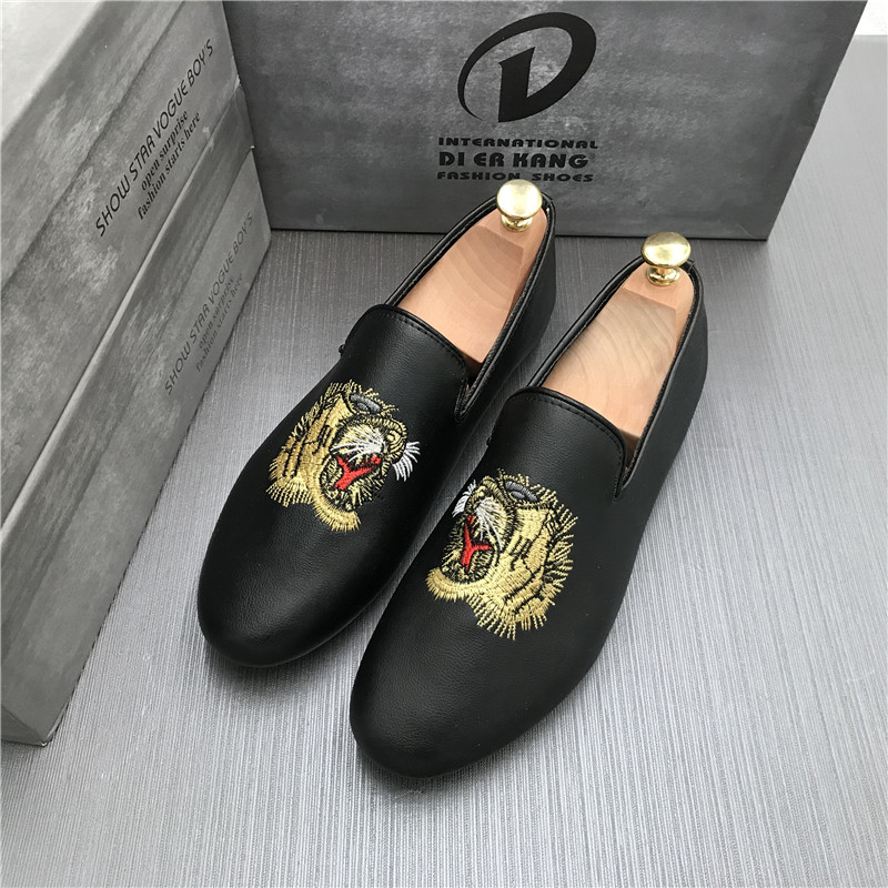 Người đàn ông nhanh tay màu đỏ Zhao Yixuan nhãn hiệu Qi Qi với đôi giày tinh thần xã hội đen Giày nam phiên bản Hàn Quốc của giày đế thấp giày the thao năm 2021