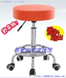 Модный маленький круглый кожаный сидит с подъемной студенческой гостиной Переводной батончик, работающий на столовом компьютере и табуретке