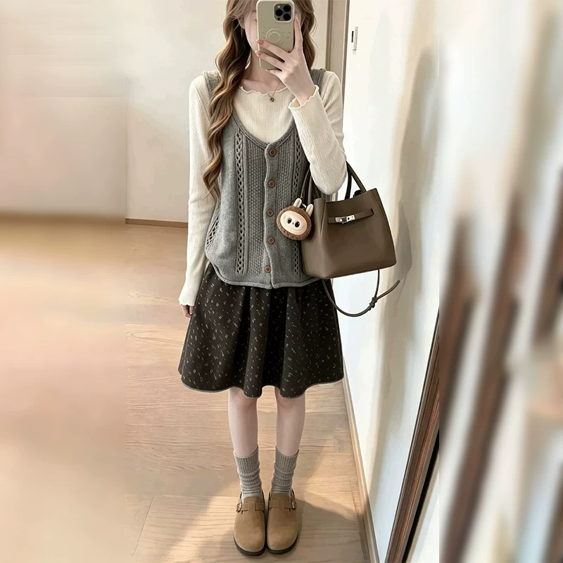 Personal Collection~ Gentle Style V-Neck Gray Knitted Cardigan Vest for Women, New Autumn and Winter Style, Layered Hollow-Out Vest for Women Personal Collection~ Gentle Style V-Neck Gray Knitted Cardigan Vest for Women, New Autumn and Winter Style, Layered Hollow-Out Vest for Women