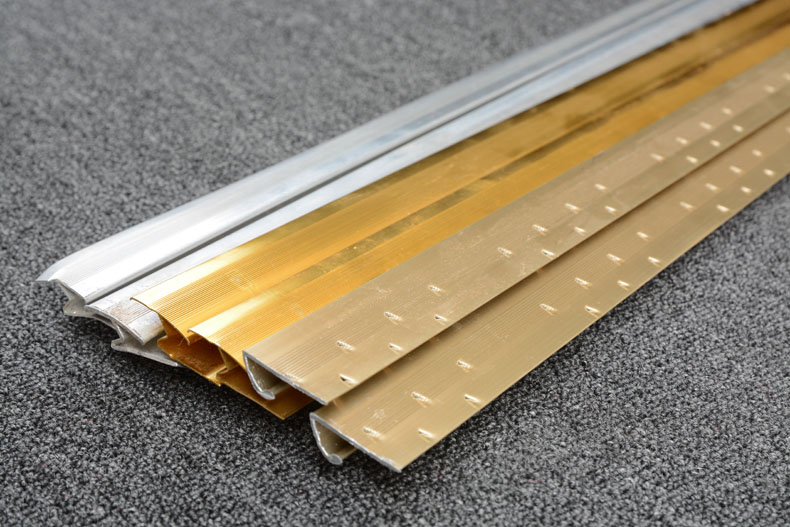 Huade thảm lắp đặt phụ kiện lát đơn giản của các cạnh của cạnh của cạnh đóng của lớp sàn nhôm đồng vàng thảm chụp hình