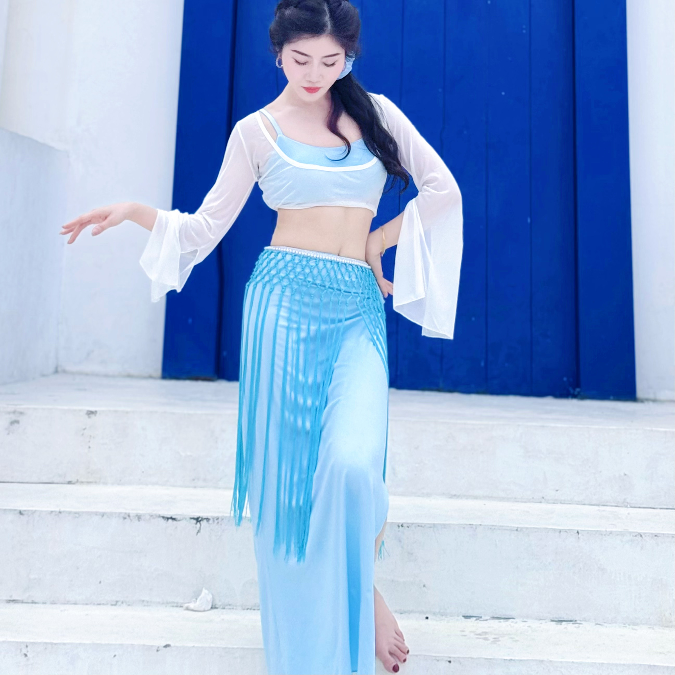 Zuo han menglu new arrival blue and white tassel belly dance suit:  sexyslimming look, a must-
